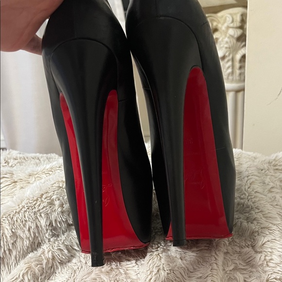 Christian Louboutin Size 38 Daffodil Closed Toe - Picture 7 of 7